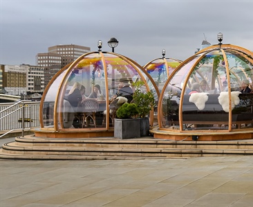 Cena fuori a Londra? si dentro un igloo riscaldato!